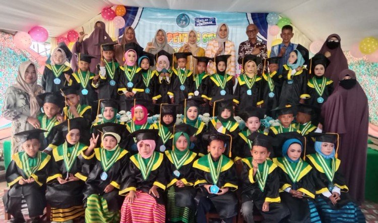 Hadiri Wisuda Tk Kombeli Bunda Paud Ajak Orang Tua Murid Dan Guru