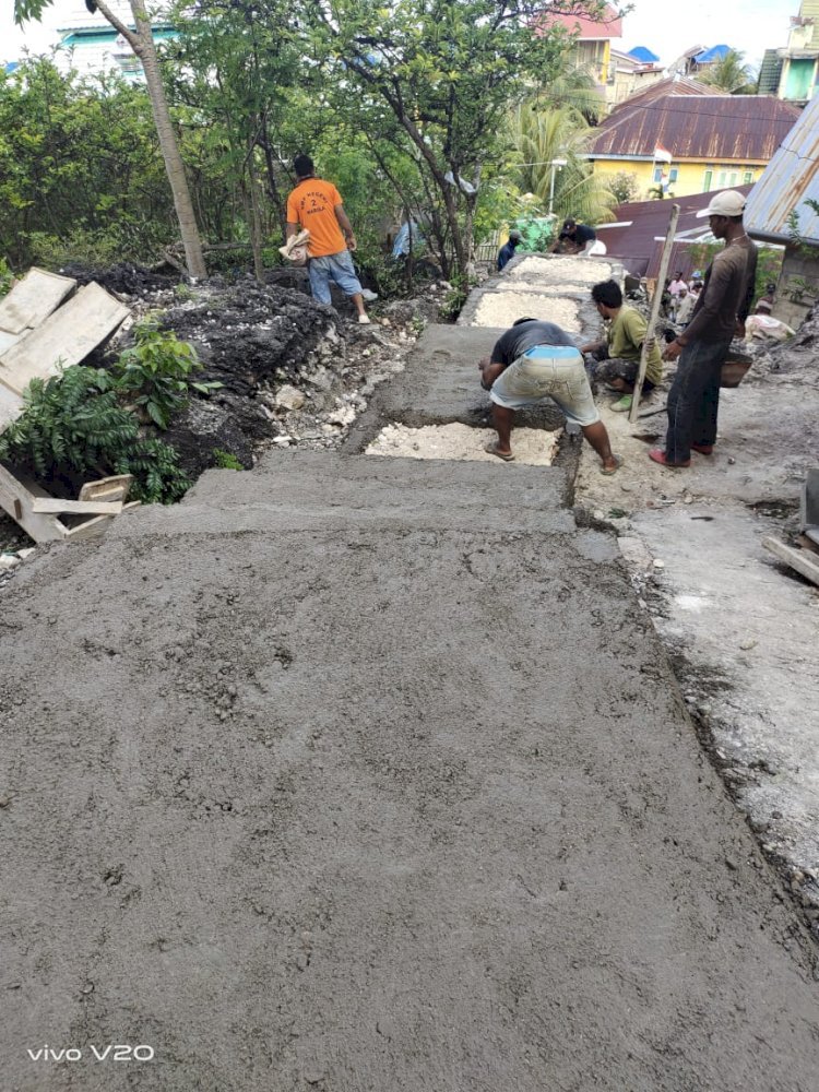 Pembangunan Rabat Beton Jalan Lingkungan Desa Holimombo Mulai