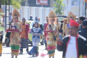 HUT ke-62 Sultra: Pemkab Buton Tampilkan Fragmen Perjuangan Oputa Yi Koo dalam Karnaval Budaya