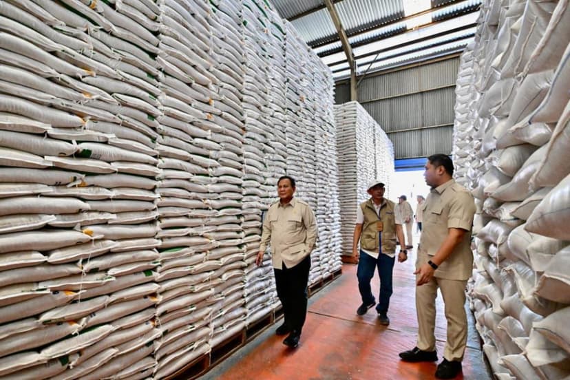 Presiden Prabowo Tinjau Langsung Kesiapan Stok Beras di Gudang Bulog Magelang