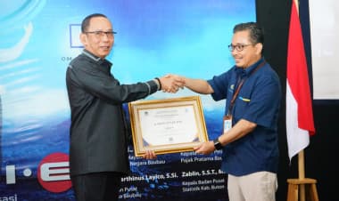 Pj Bupati Buton Terima Penghargaan Terbaik 2 Pengelolaan Dana Desa TA 2022