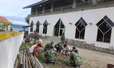 Ciptakan Kemanunggalan Bersama Rakyat, Babinsa Koramil 1413-02/Pasarwajo Bersihkan Mesjid