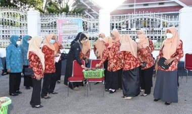 DWP, TP PKK dan Forum Anak Buton Berbagi Takjil ke Pengendara