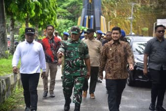 Gerakan Buton Bersinar: Alvin-Syarif Pimpin Kerja Bakti di Jalan Protokol Pasarwajo