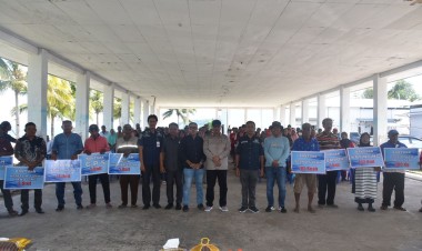 Pemkab Buton Serahkan Bantuan Sarana Usaha Perikanan kepada Nelayan