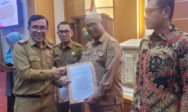Sekda Buton Terima SK Evaluasi Raperda PertanggungJawaban ABPD TA 2023