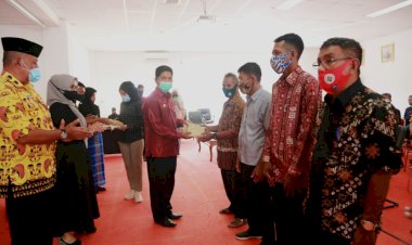 Akhir Tahun, Bupati Buton Serahkan Bantuan Pembangunan Masjid