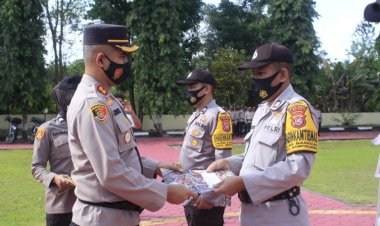 Tiga Bhabinkamtibmas Dapat Rewards dari Kapolres Buton