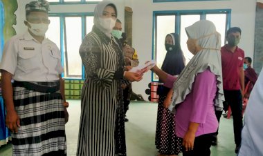 Serahkan BLT DD di Desa Wabula, Delya Montolalu Himbau Masyarakat Patuhi Maklumat Kapolri