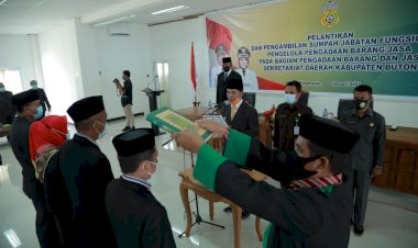 Bupati Buton Lantik Lima Pejabat Fungsional Pengelola Pengadaan Barang dan Jasa