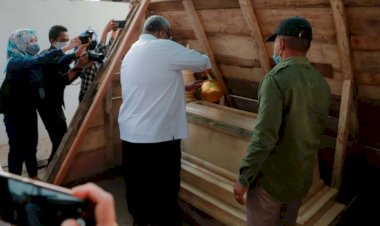 Gubernur Ali Mazi Ziarah ke Makam Orang Tuanya di Pasarwajo