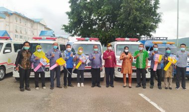 Tingkatkan Pelayanan Kesehatan, Bupati Buton Bagikan Mobil Ambulans dan Promkes