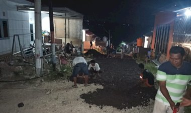 Tanpa Bantuan, Warga Perumahan Asri Wijaya II Patungan Beli Aspal dan Perbaiki Jalan