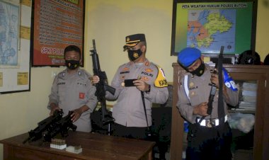Kapolres Buton Bersama Kasi Propam Cek Senpi Dinas