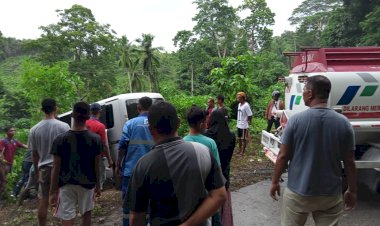 Jalan Licin, Sebuah Mobil Nyaris Masuk Jurang di Jalan Poros Kapontori-Buton