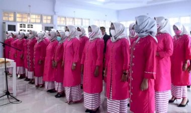 Bupati Buton Kukuhkan 45 Personel Paduan Suara Takawa