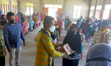 Bupati Buton Serahkan Bantuan Benang Tenun kepada IKM Desa Wabula, Wabula Satu dan Wasuemba