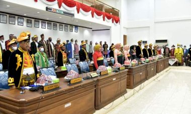 Ketika Semua Peserta Sidang Paripurna Dewan Mengenakan Pakaian Adat Buton