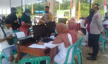 Sambut HUT Bhayangkara, Polsek Wabula Selenggarakan Vaksinasi Massal