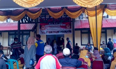 Peserta Vaksinasi Covid-19 di Polres Buton Membludak, Nakes Batasi Nomor Antrian