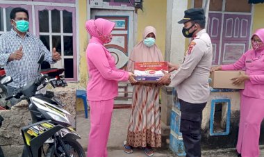 Ibu Bhayangkari Polsek Wabula Salurkan Sembako ke Masyarakat Kurang Mampu