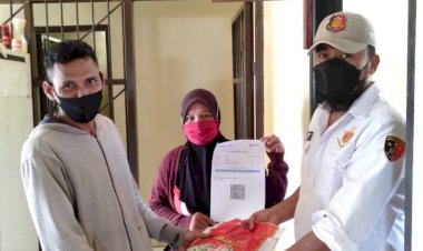 Patungan Sesama Anggota, Unit Reskrim Polsek Pasarwajo Berbagi Beras pada Warga Tidak Mampu