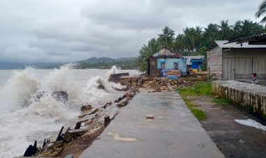 Dihantam Ombak, Satu Unit Rumah di Pesisir Desa Kabawakole Rusak