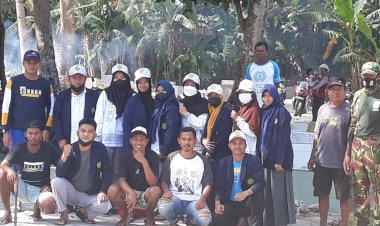 Pemdes Kondowa dan Mahasiswa KKA Bersih-bersih di TPU