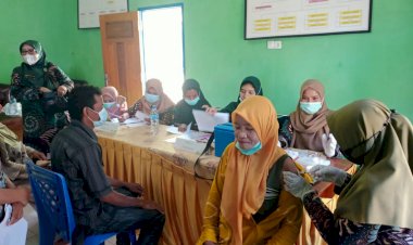 Sangat Antusias! Masyarakat Desa Bonelalo Padati Kantor Desa Ikut Vaksinasi Massal