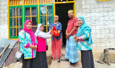 Kesatuan Dharma Wanita PT. WIKA Bitumen Bagikan Sembako di Desa Mantowu