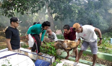 Pemdes Barangka dan Mahasiswa KKL Bersih-bersih TPU
