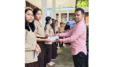 Patut Dicontoh! Pemdes Mabulugo Berikan Apresiasi kepada Siswa Berprestasi