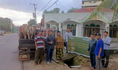 PT WIKA Bitumen Serahkan Hewan Kurban Kepada Warga Desa Kancinaa, Kades Beri Ucapan Terima Kasih