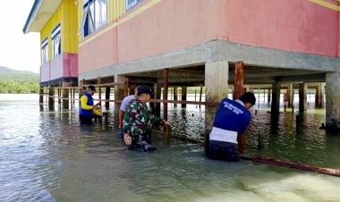 Wujudkan Ketahanan Pangan, Bhabinkamtibmas Bersama Babinsa dan Kepsek SDN 115 Buton Desa Bajo Bahari Membuat Keramba Ikan