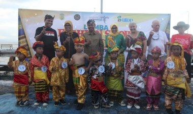 Lomba Fashion Show Cilik Buton Traditional Meriahkan Festival Teluk Pasarwajo 