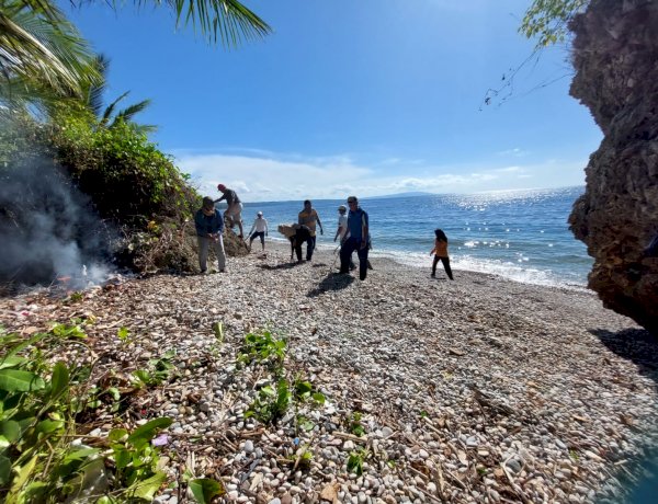 Gerak Cepat Dispar Buton bersama Pemerintah Kecamatan Pasarwajo Bersihkan Pantai