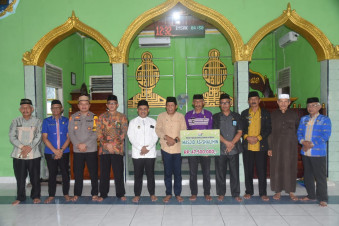 Safari Ramadan 1446H, Wakil Gubernur Sultra Berikan Paket Sembako dan Bantuan Renovasi Masjid